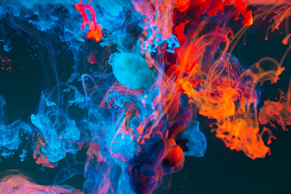 Illustration de l'article : Couleurs et nuances avancées en anglais : bleu, rouge, vert, tons neutres et vocabulaire design